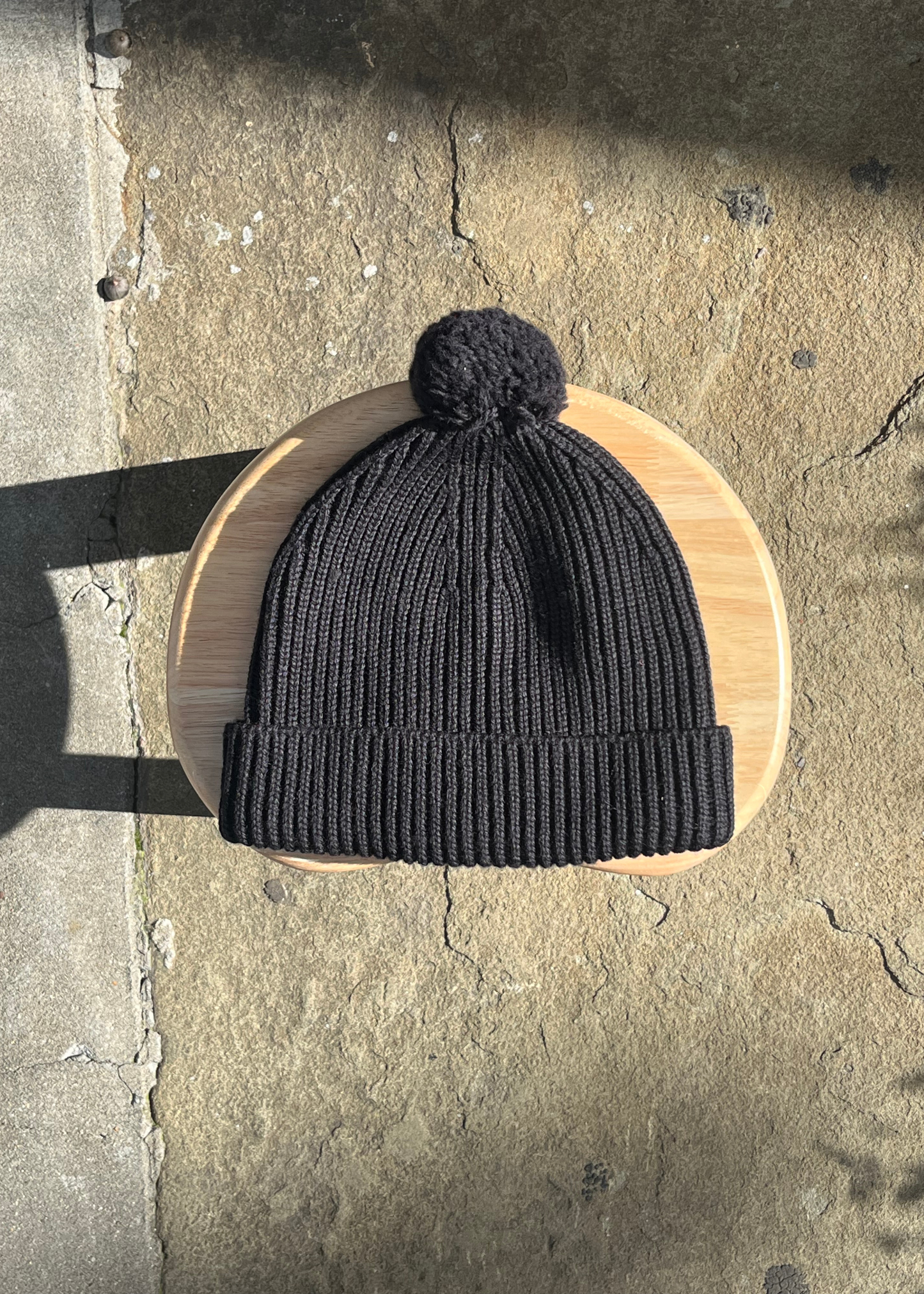 Neve pom pom hat, black