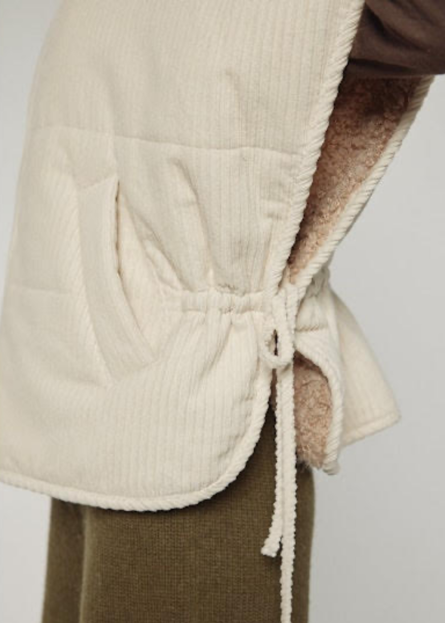 Reversible high-neck vest