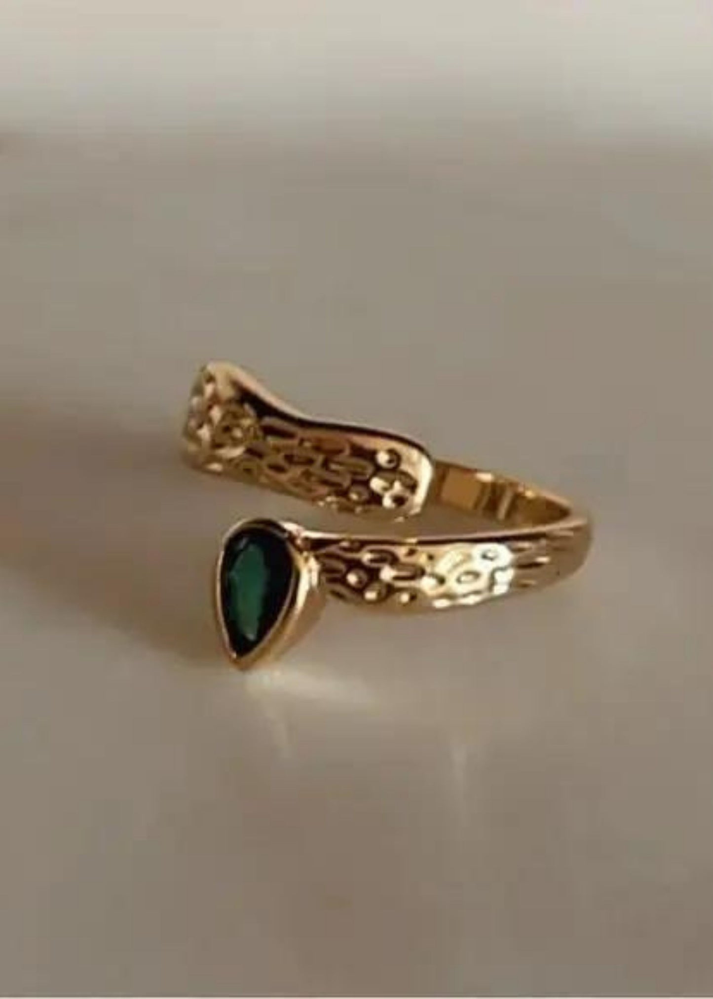 Emerald grooves ring