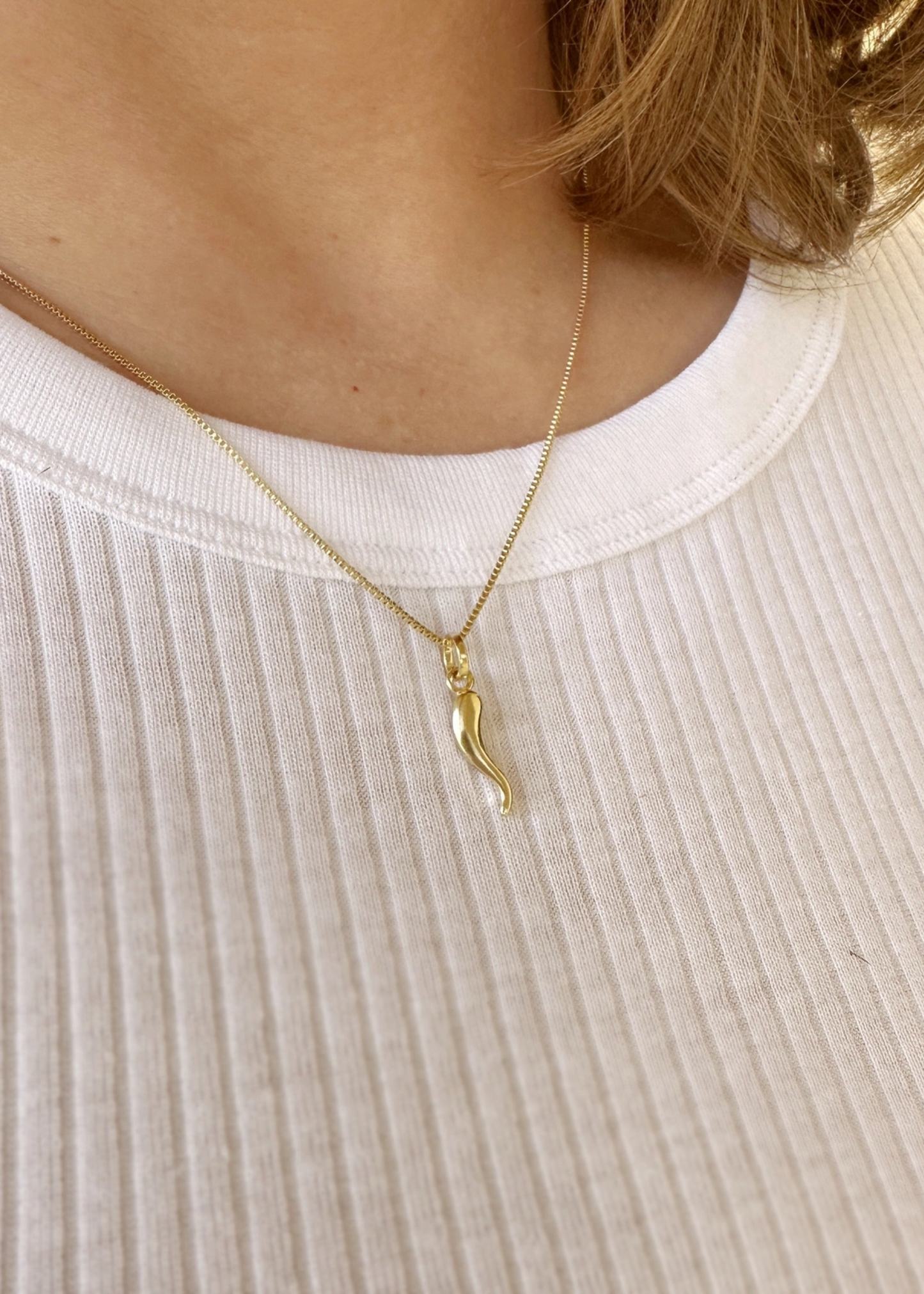 Horn pendant, gold