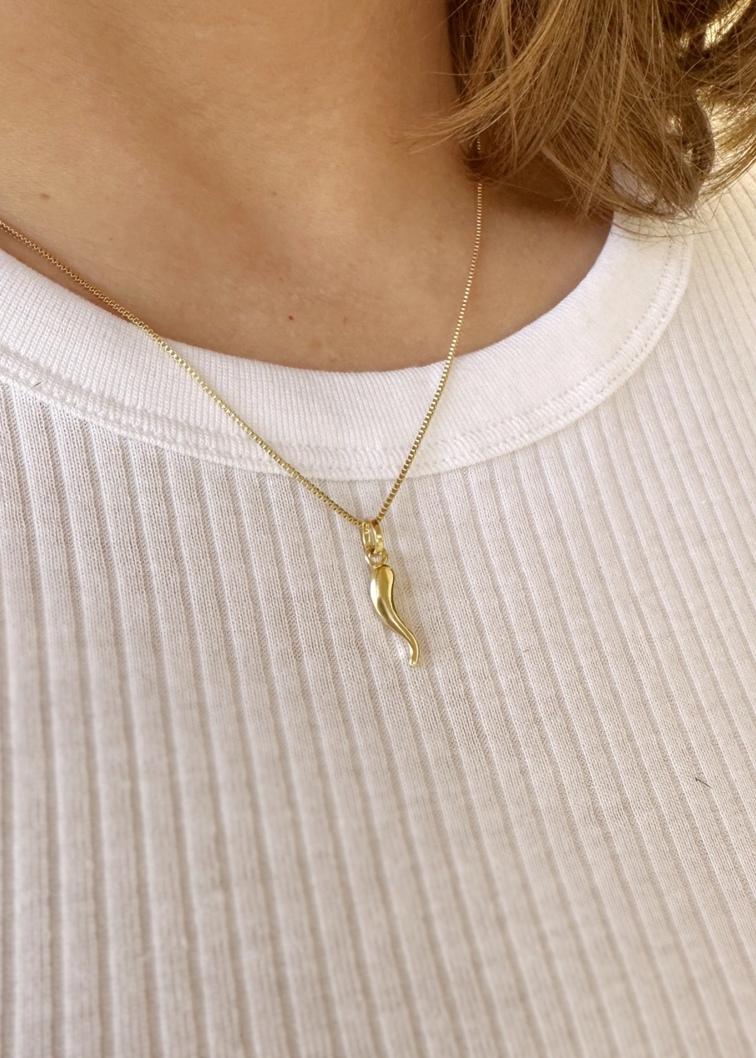 Horn pendant, gold