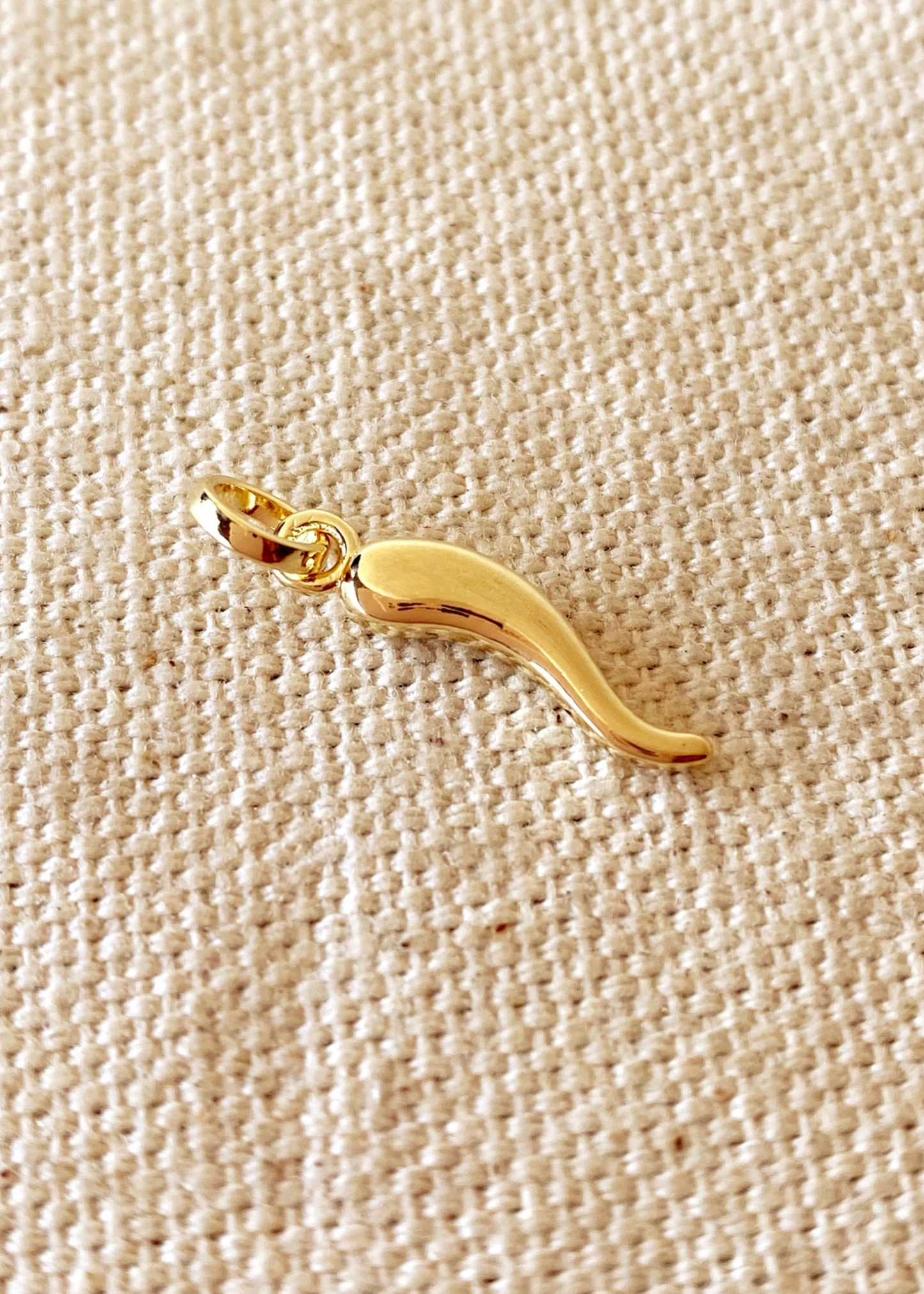 Horn pendant, gold