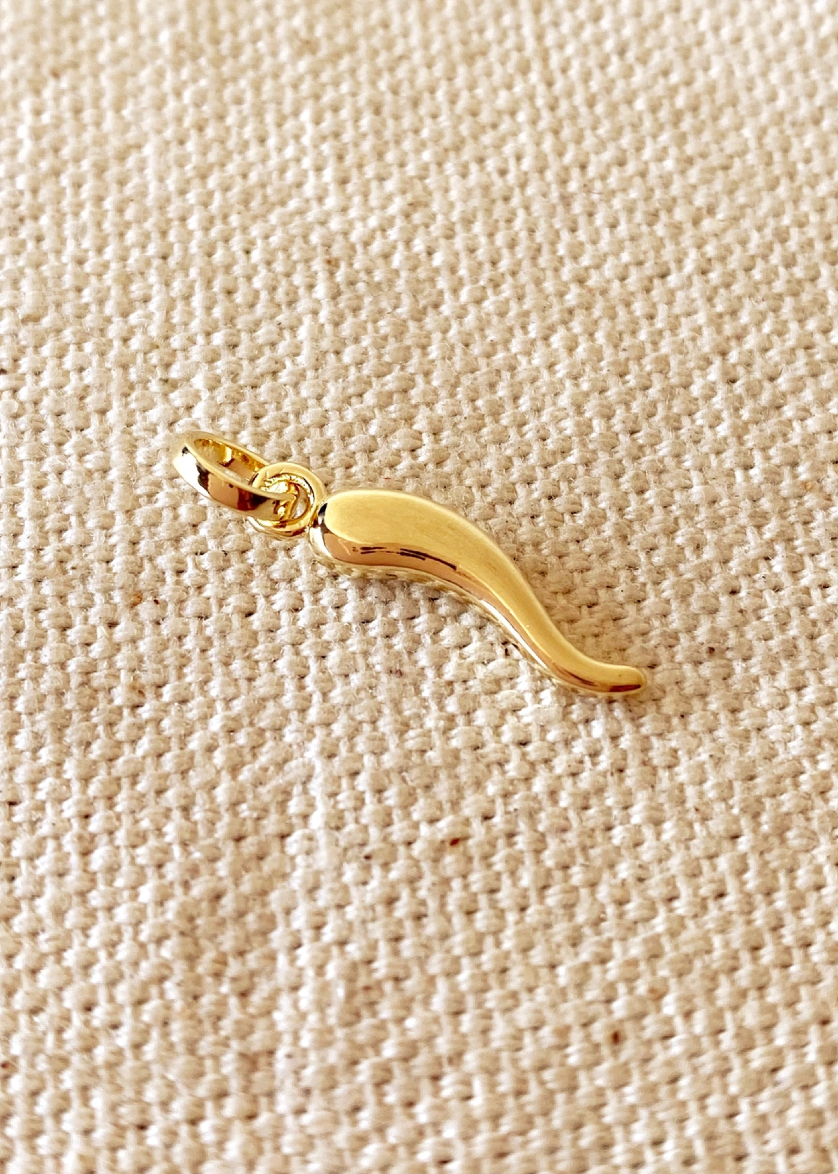 Horn pendant, gold