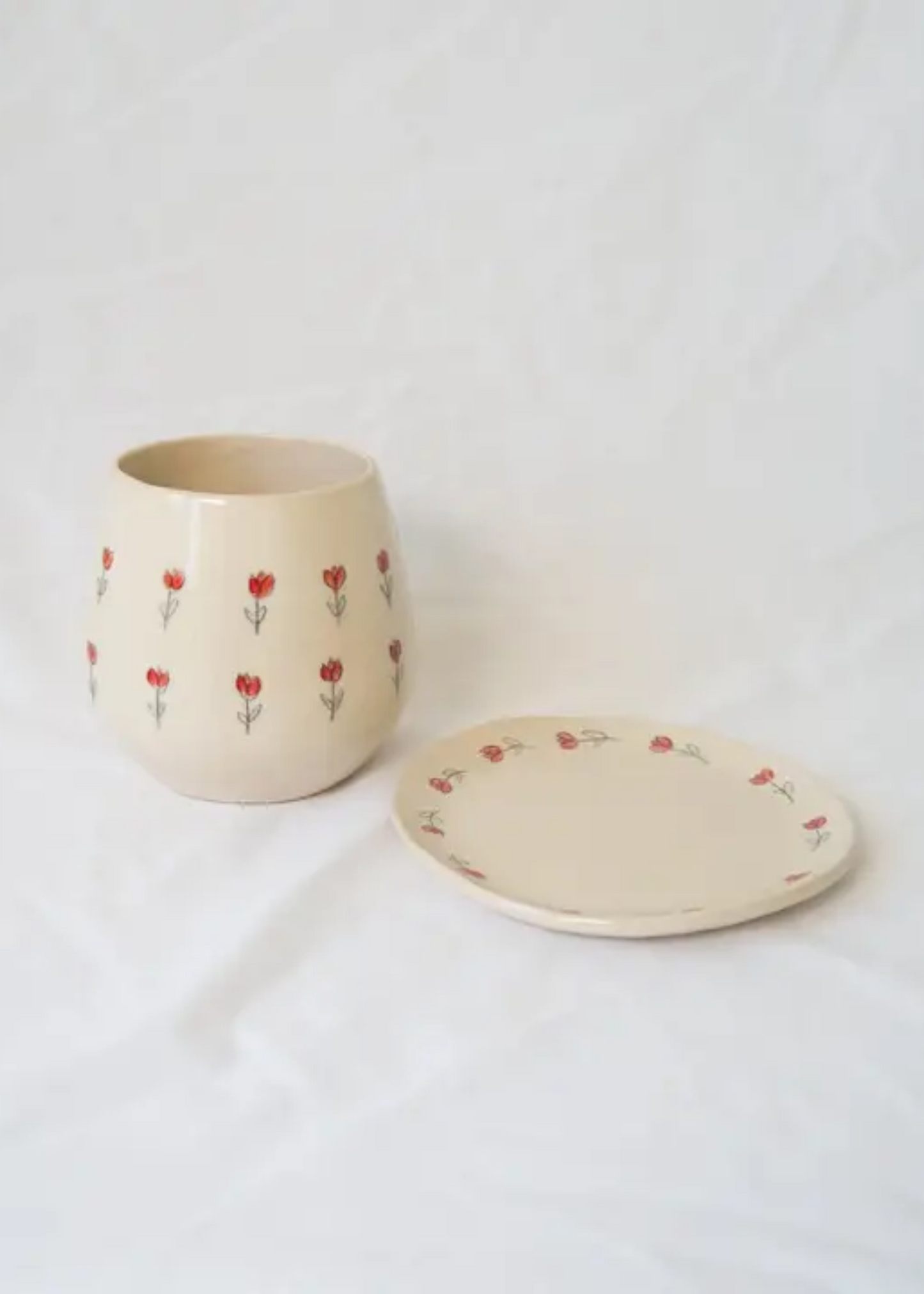 Line drawn tulips catchall plate, red
