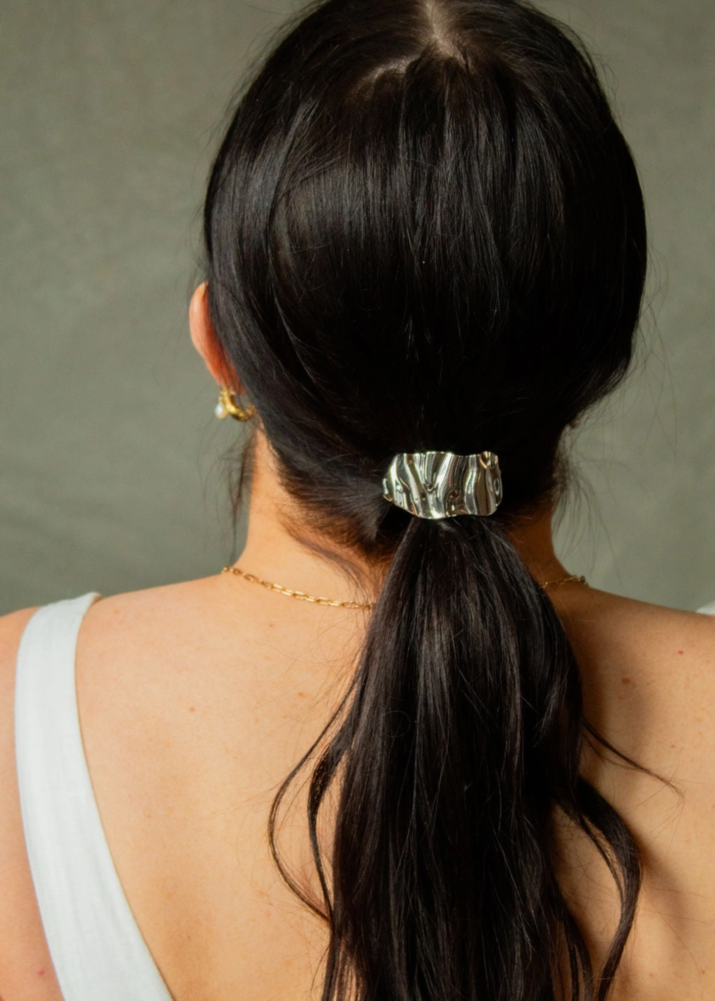 Crinkled ponytail cuff , silver