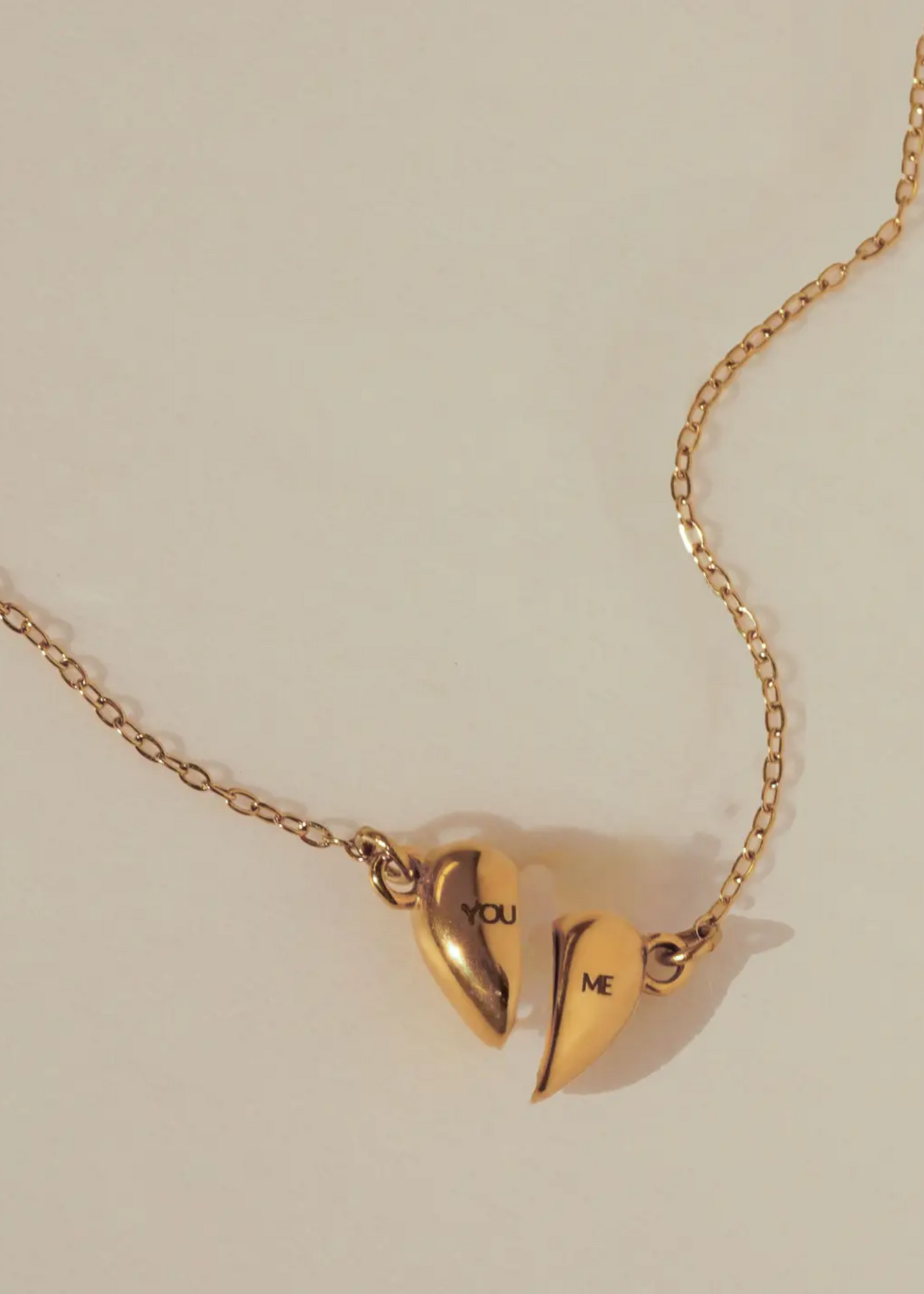 Magnet hearts necklace