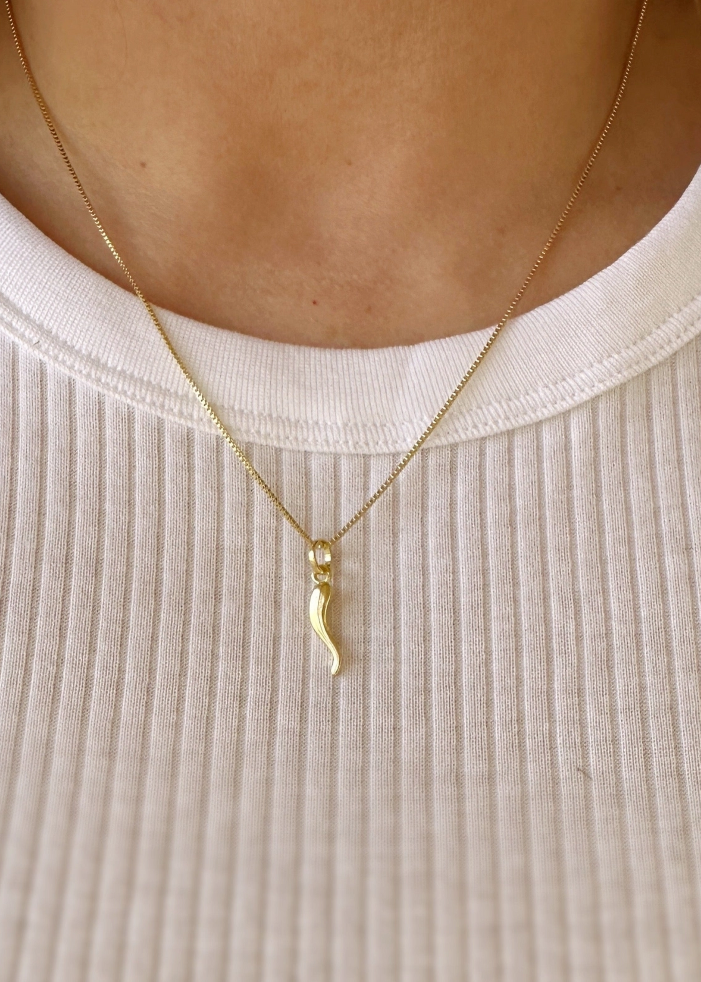 Horn pendant, gold