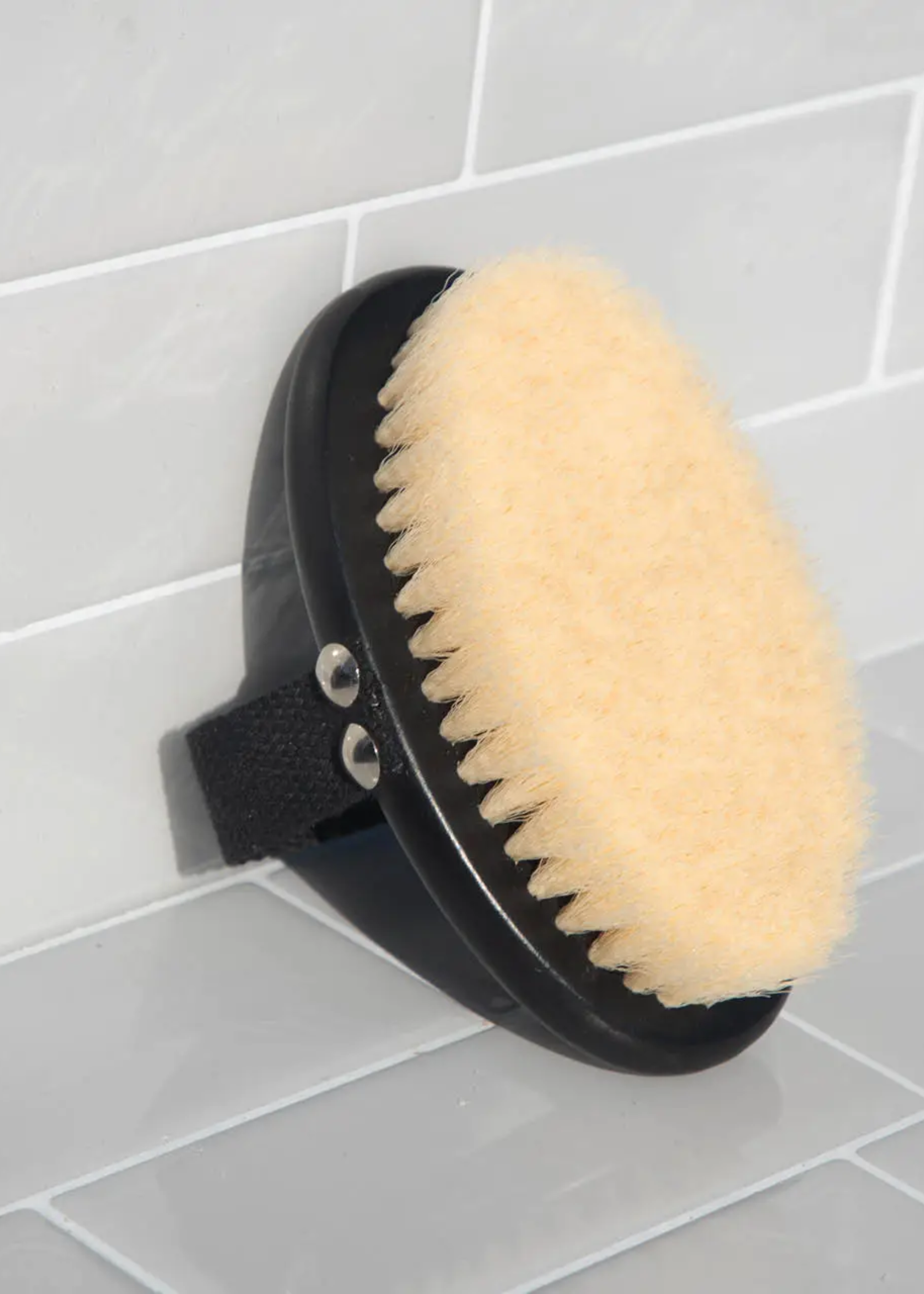 Exfoliating body dry brush