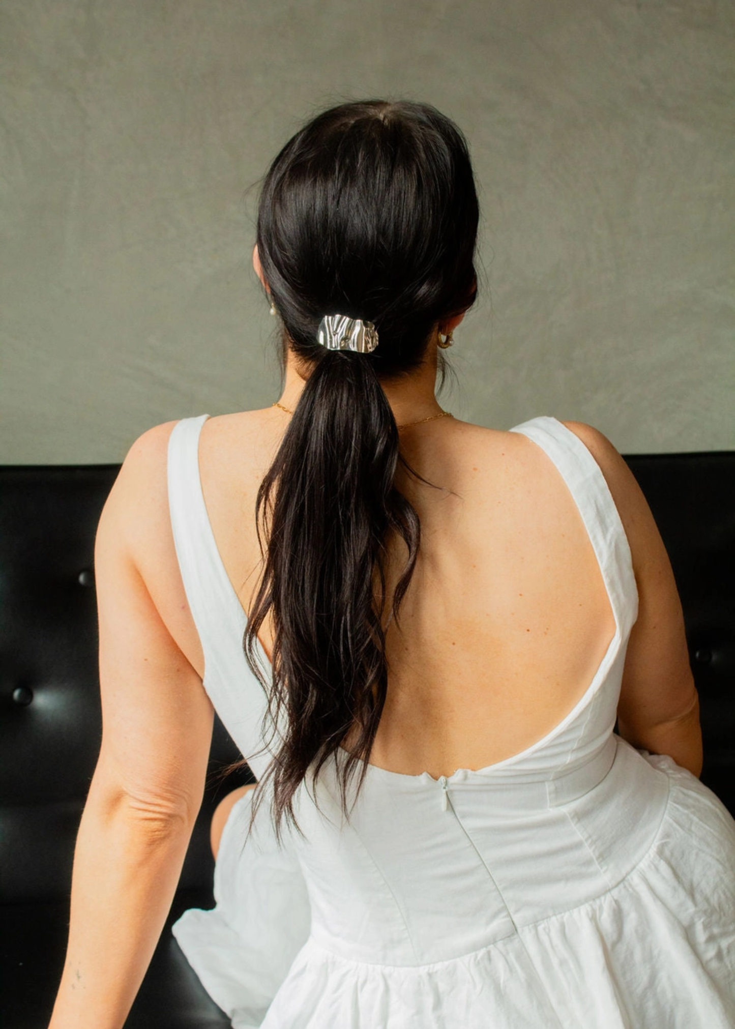 Crinkled ponytail cuff , silver