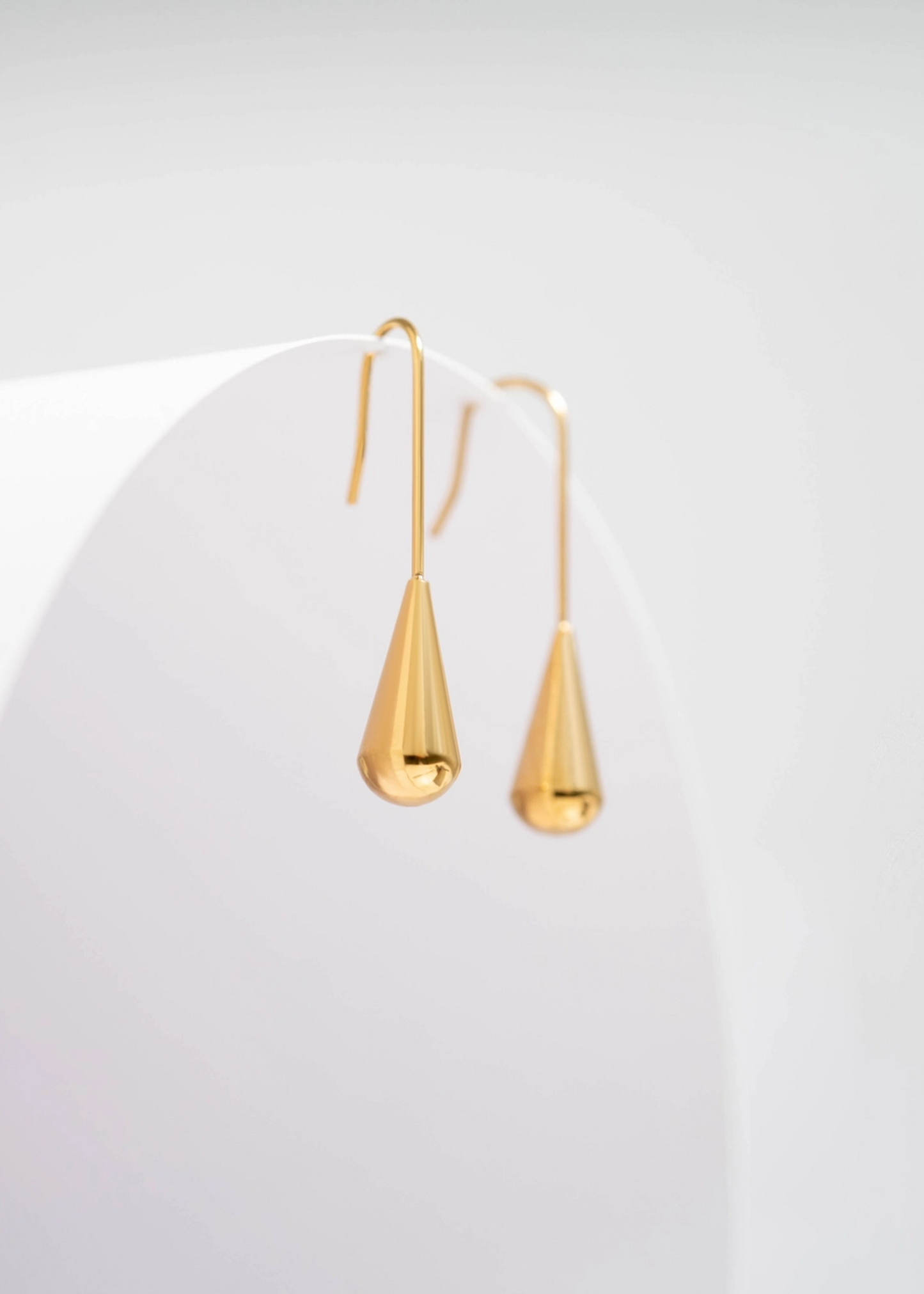 Drop earrings, gold
