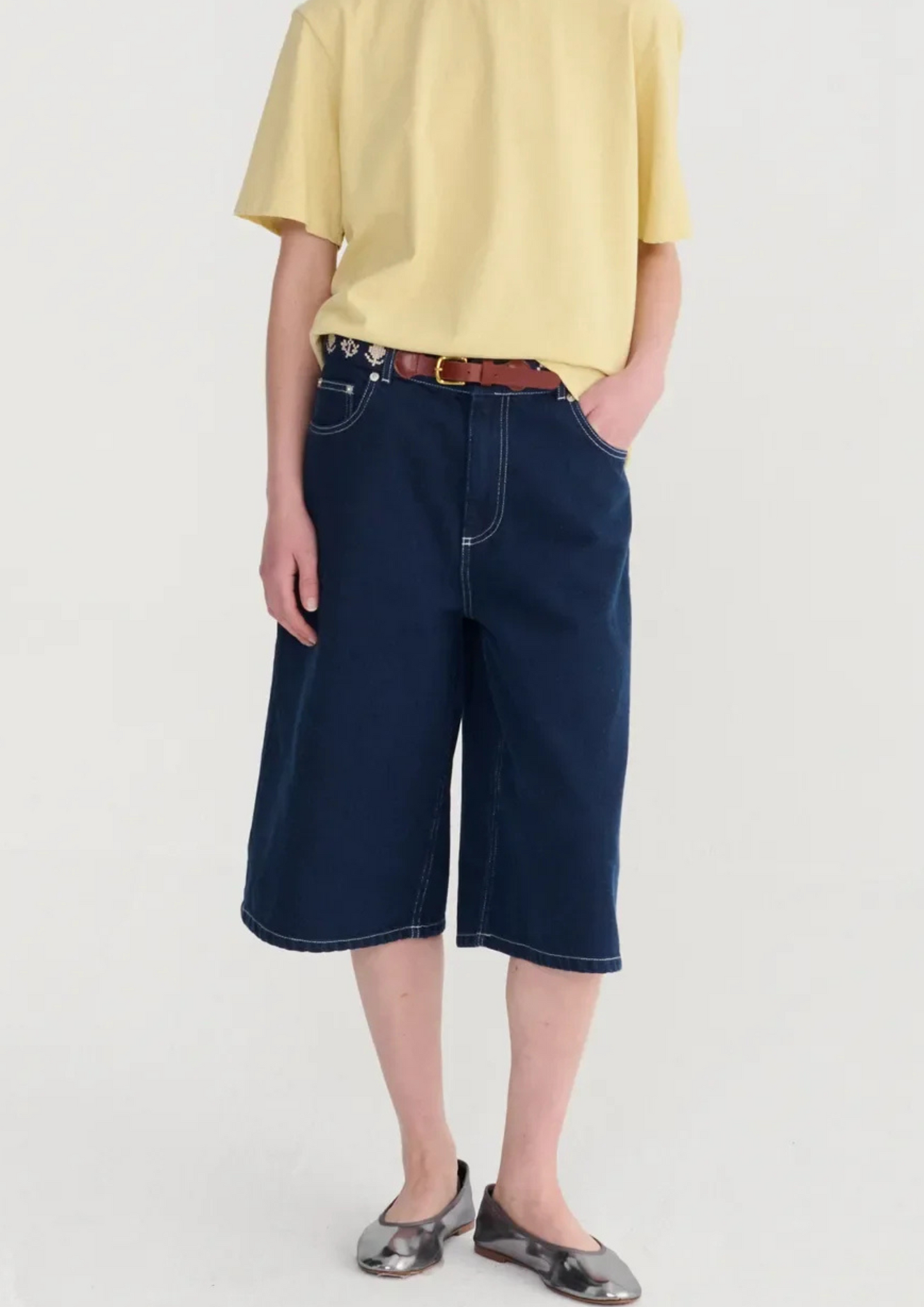 Contrast stitching denim bermuda