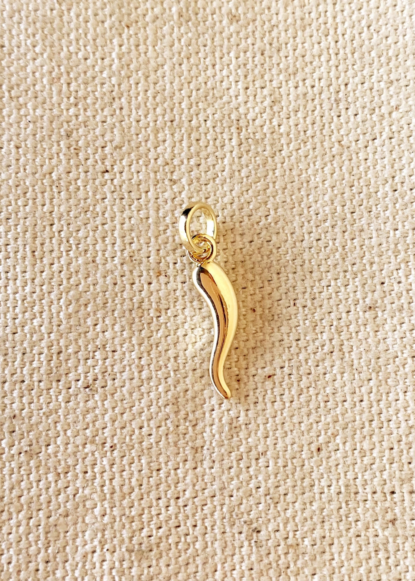 Horn pendant, gold