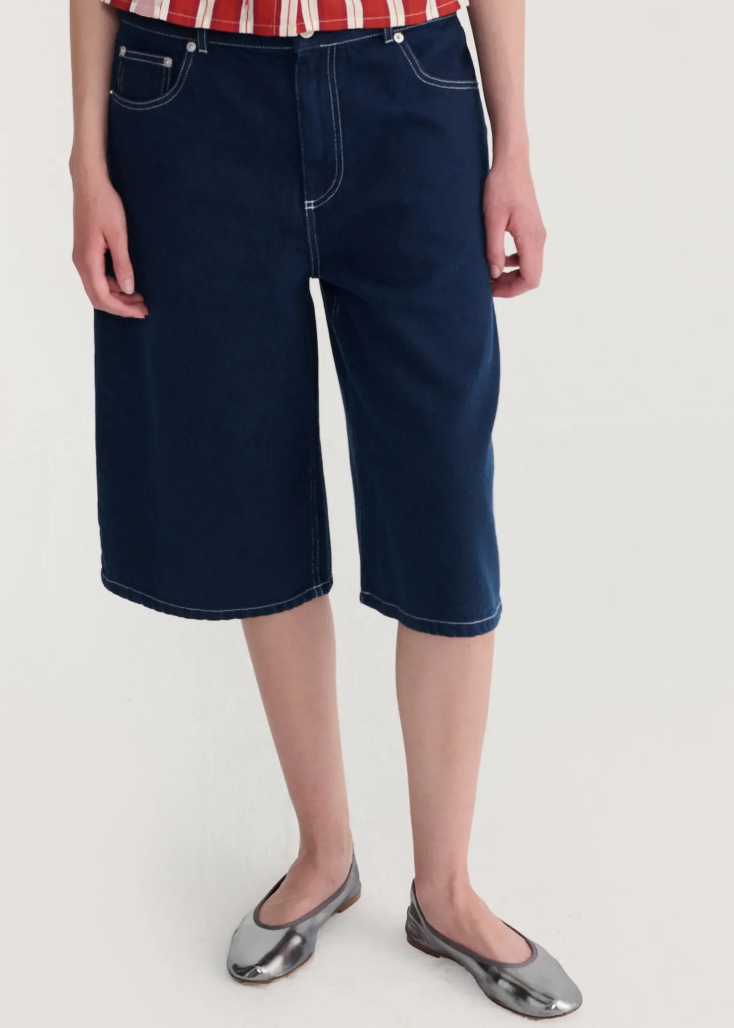 Contrast stitching denim bermuda
