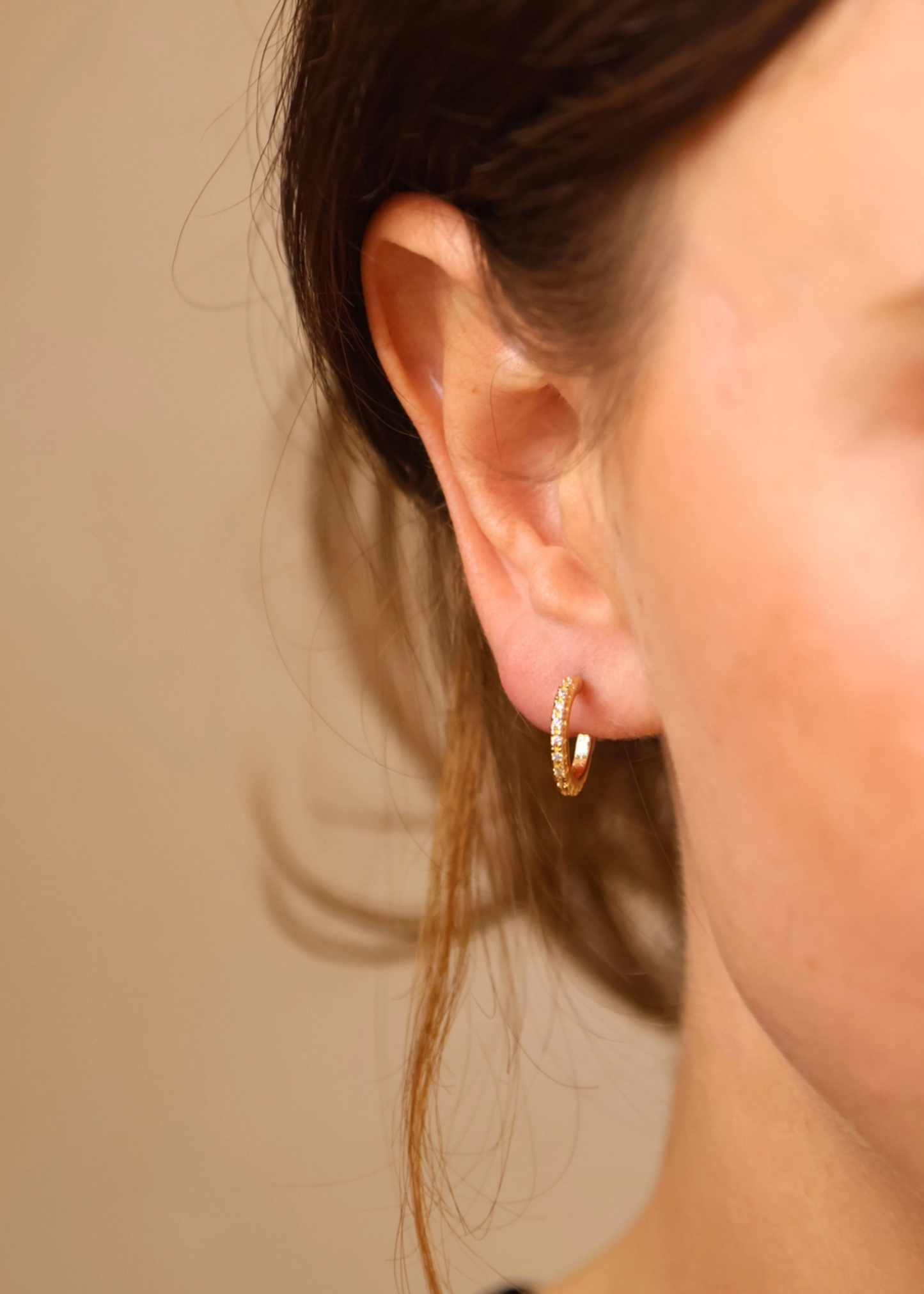 Thin line C hoop earrings