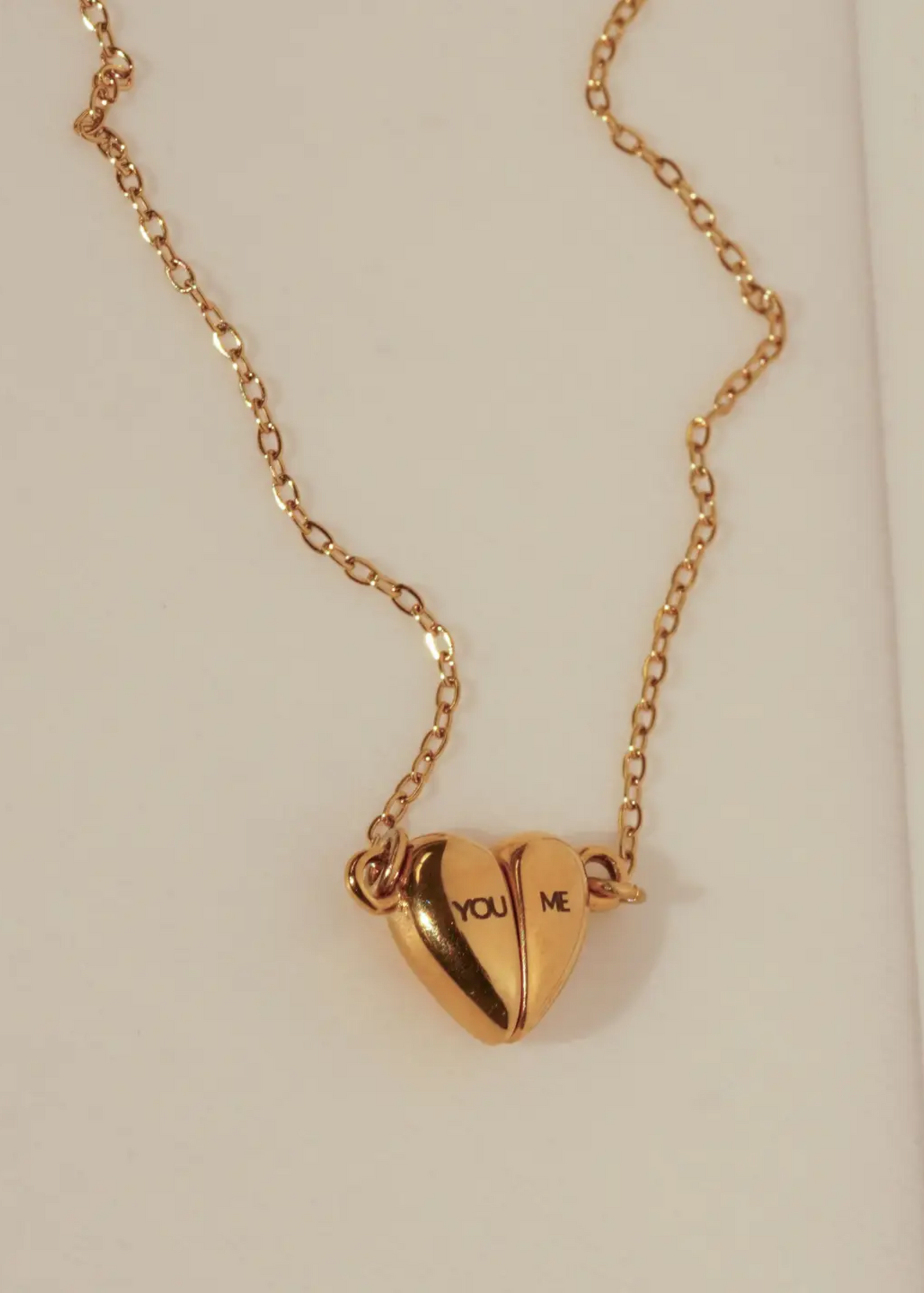 Magnet hearts necklace