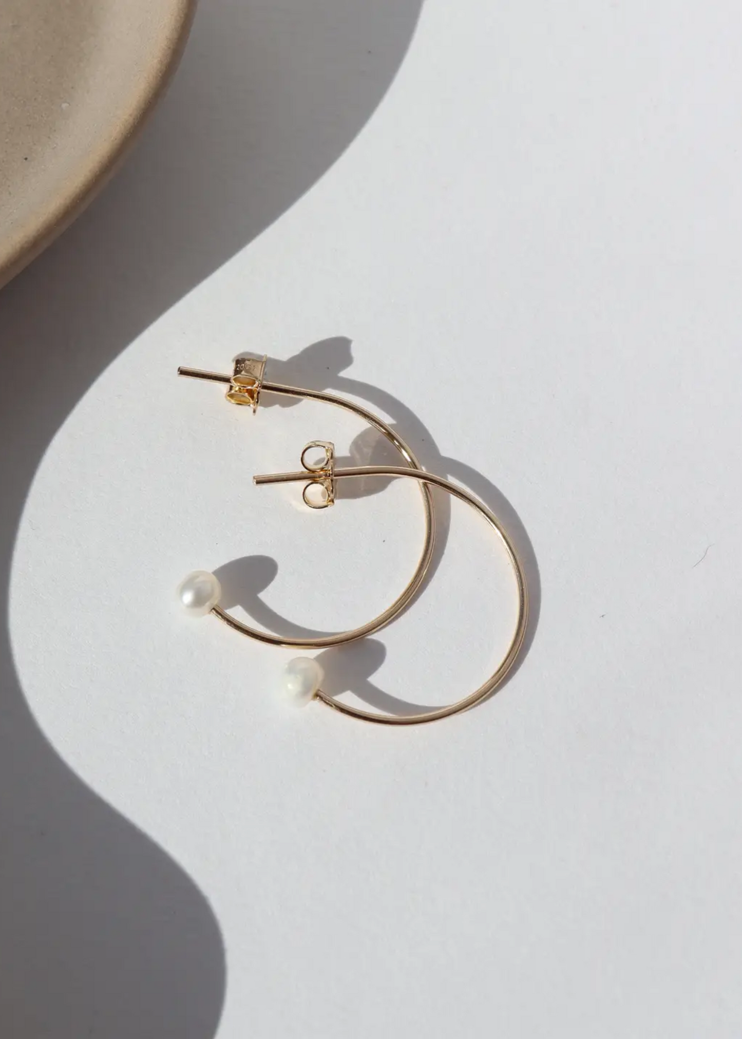 Balanced pearl hoop earrings