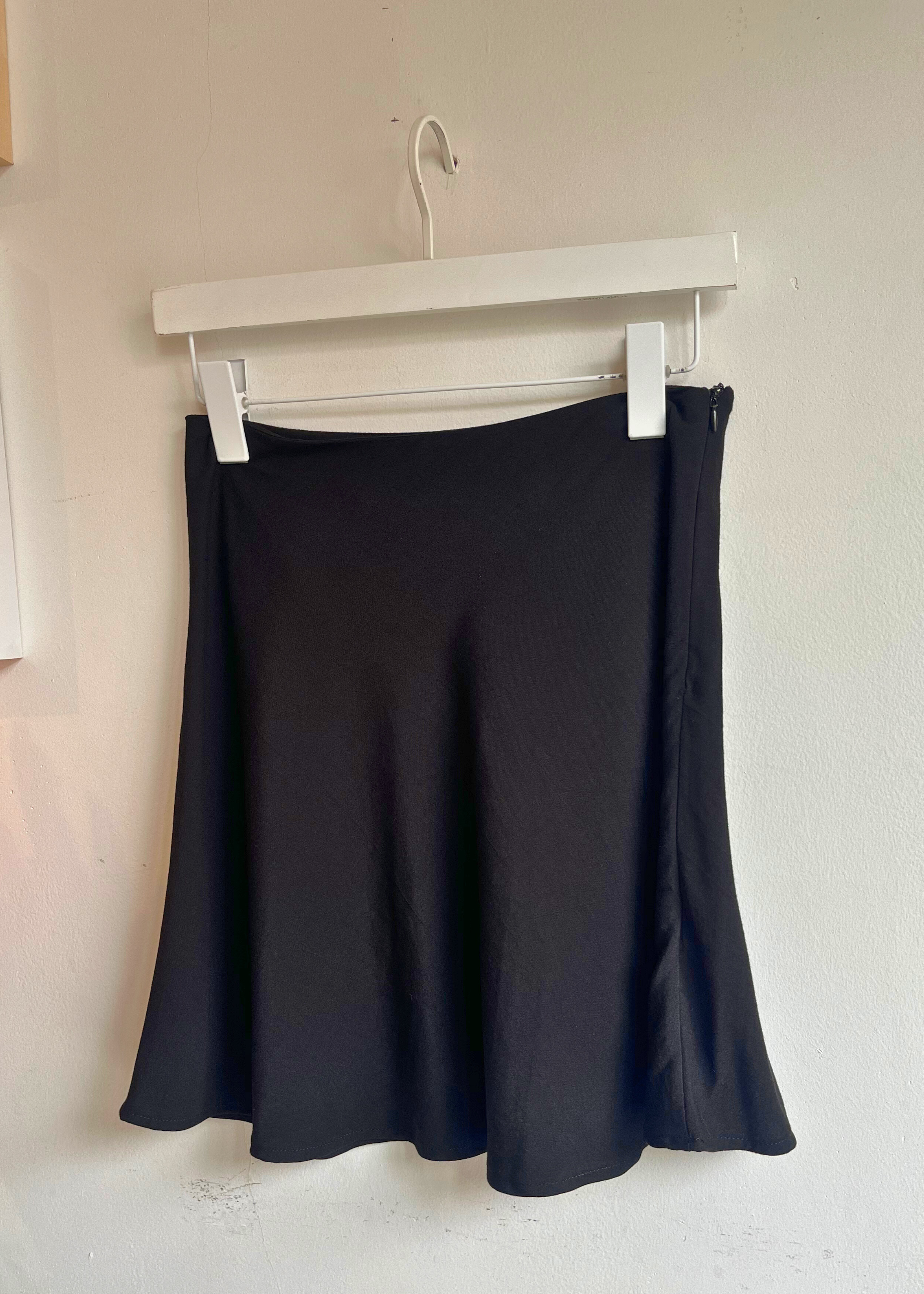Short and simple skirt, black