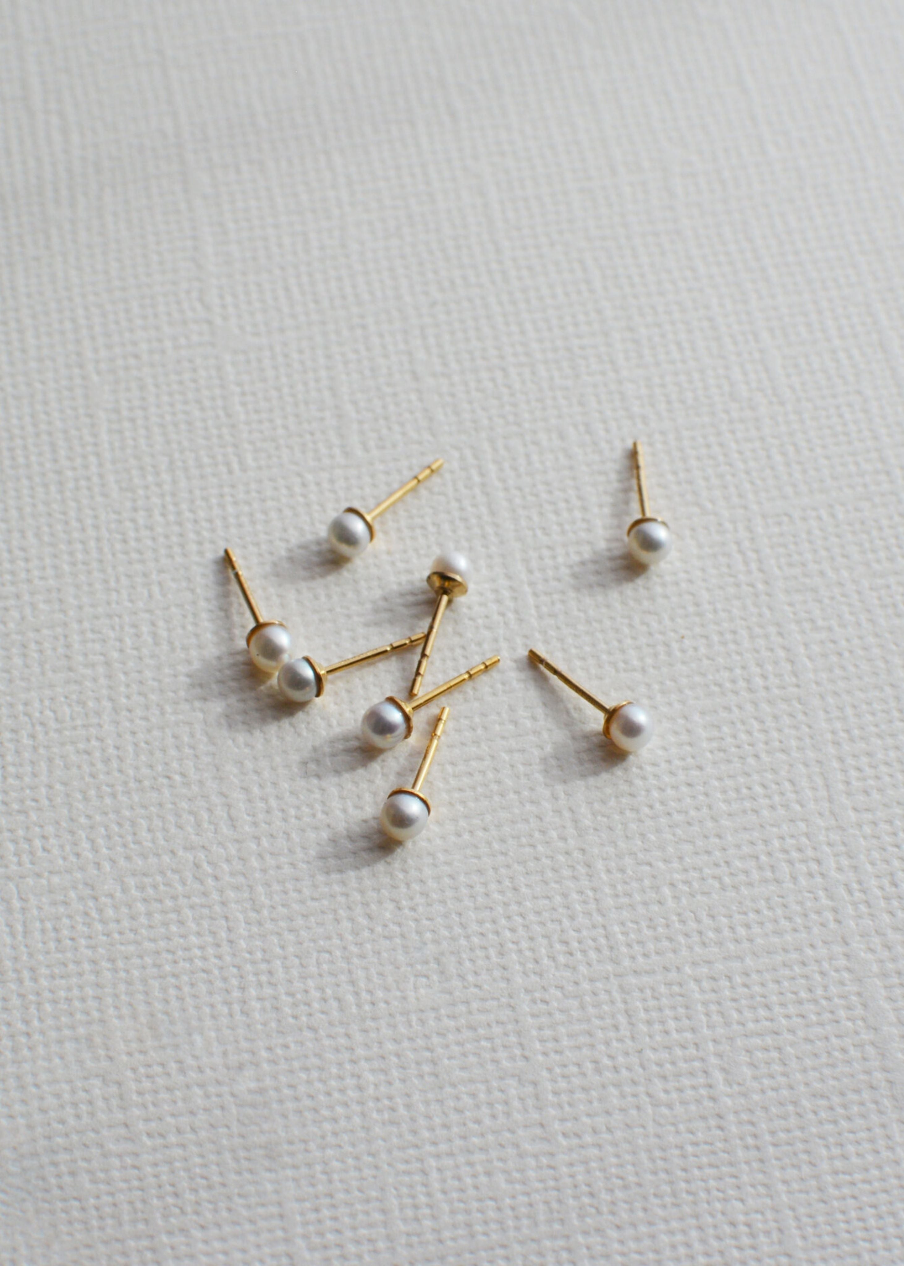 Mini pearl earrings